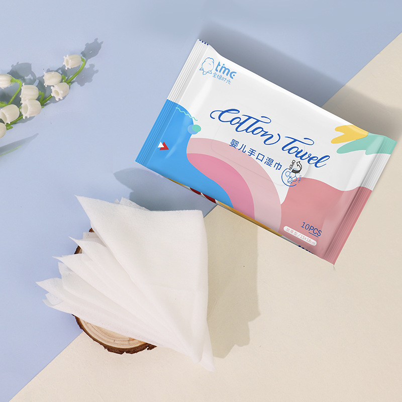 A large number of in stock 10-piece baby hand wipes small bag portable cleansing soft wipes factory one-piece delivery