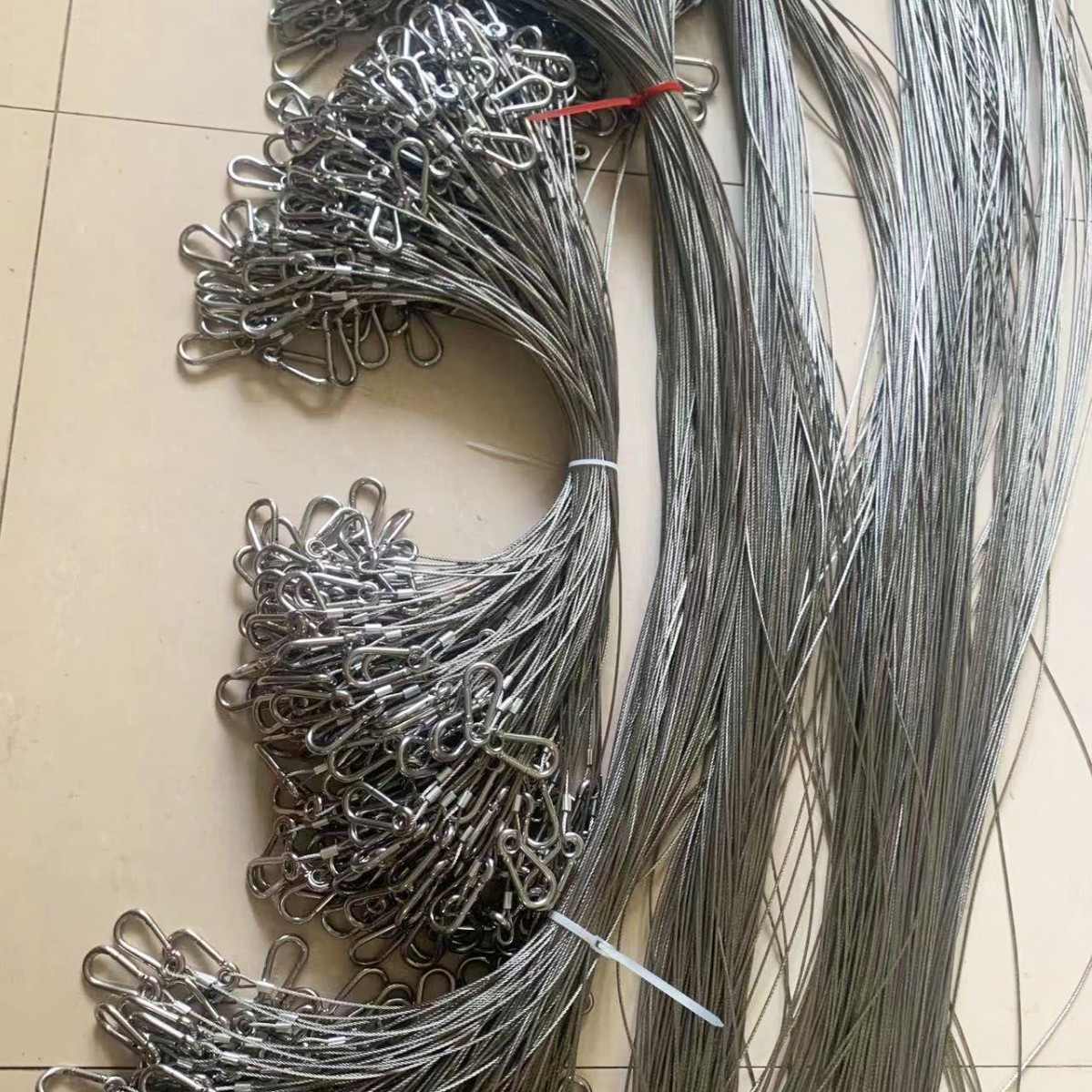 Steel Wire Rings with Aluminum Sleeves Can Be Flattened or Rounded, and Can Be Made According to Requirements. Stainless Steel Wire Ropes Can Be Customized in Various Ways