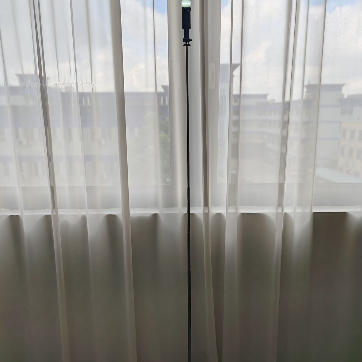 R1S-L Mobile Phone Selfie Stick Bluetooth Tripod 1.8m Body Floor-Standing Telescopic Pole Portable Desktop Lazy Shake