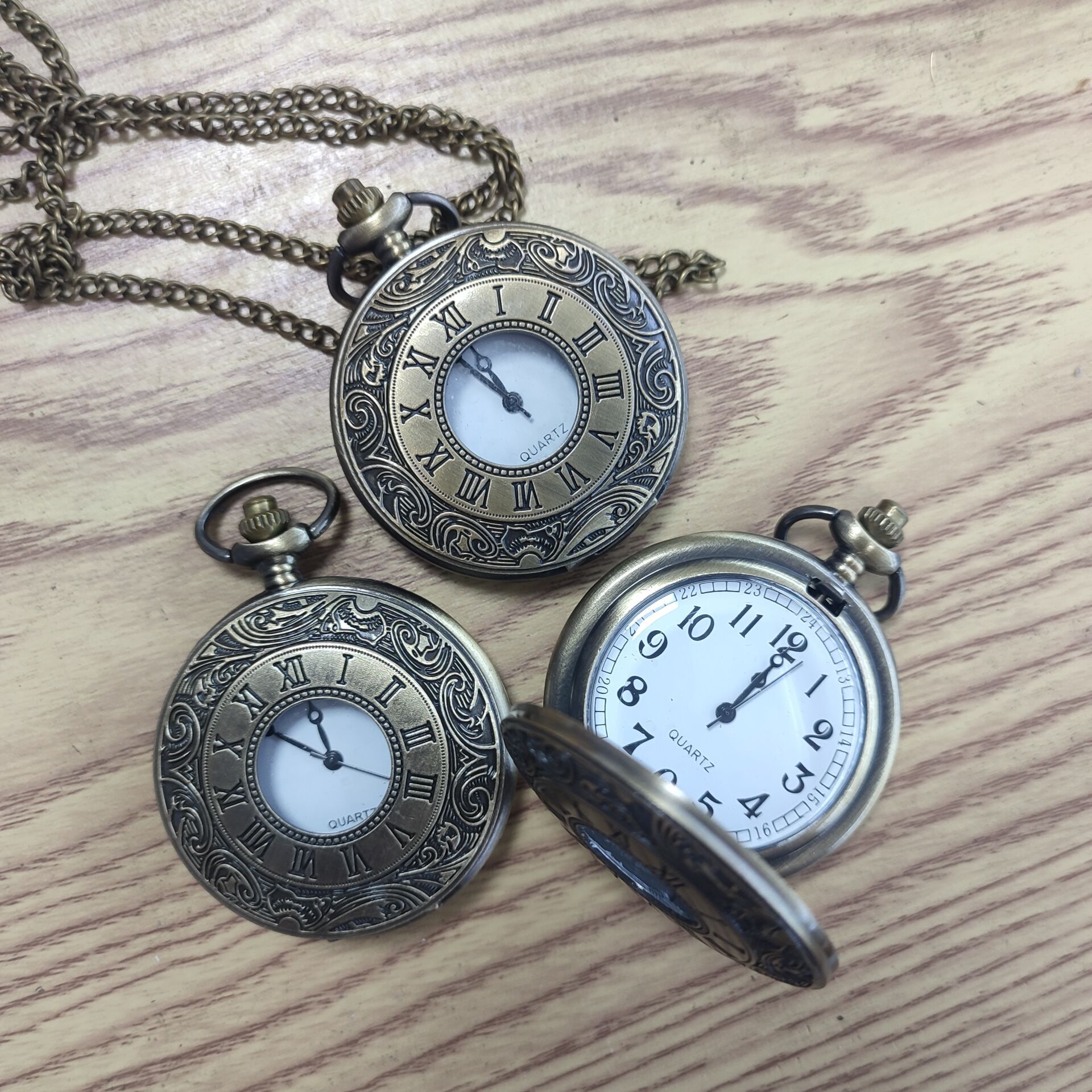Romantic British retro classic pattern pocket watch Roman numerals antique pocket watch tuo watch high quality wholesale