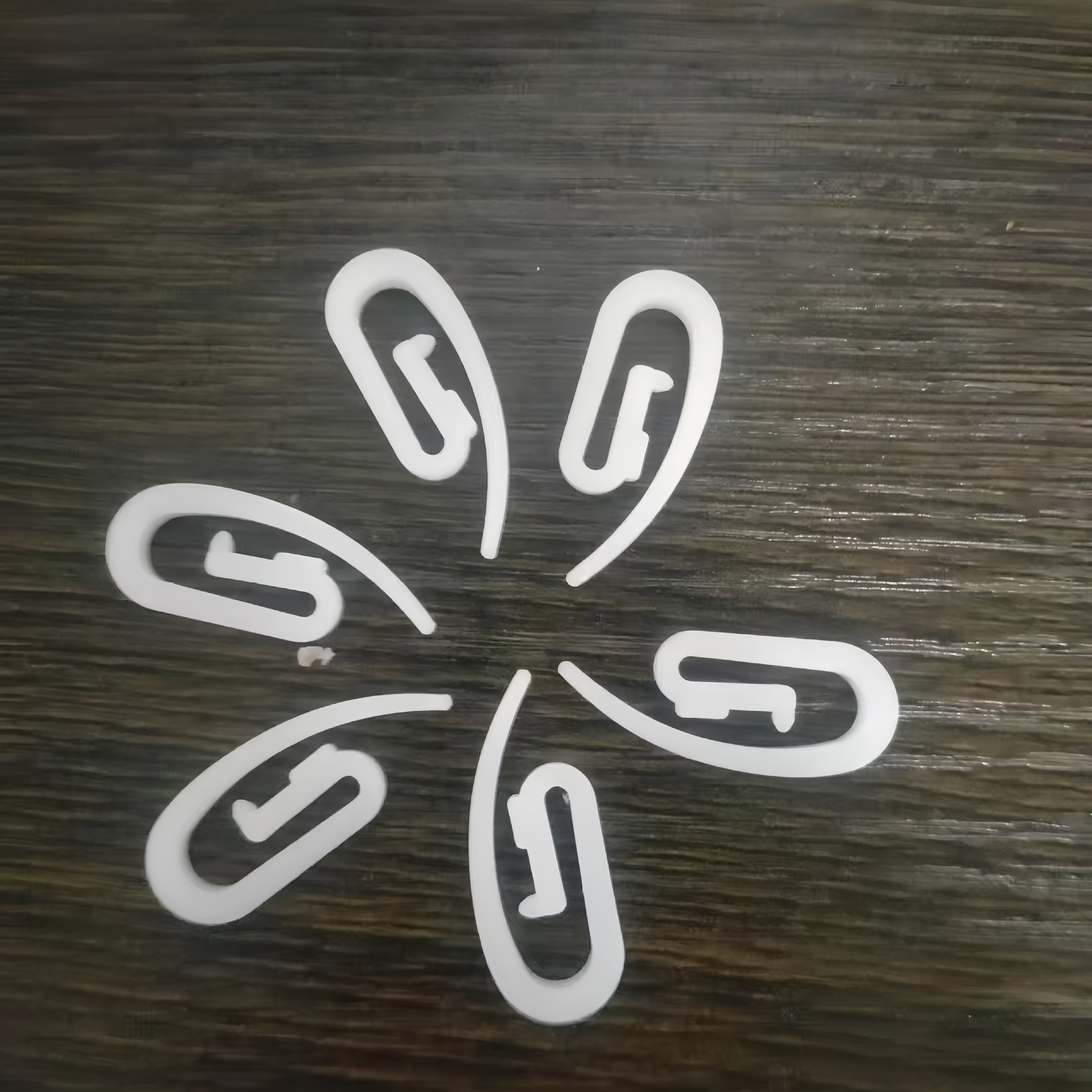 Source Manufacturer Curtain Plastic Small S Hooks Anti-Slip Bean Sprout Curtain Clips Hook Accessories S Hooks