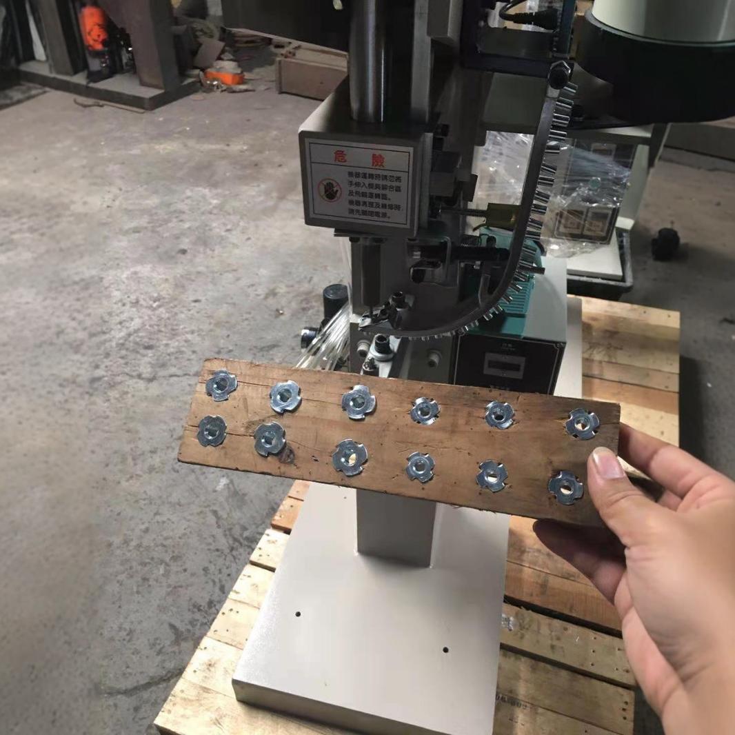 Автоматическая машина для заклепок с четырьмя когтями, машина для заклепок с четырьмя когтями