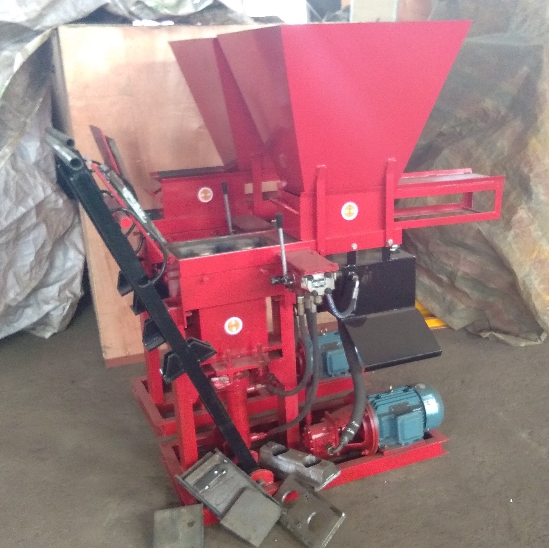 Production of small square hole hollow block brick machine small household non-burning brick Machine non-burning clay chain Lego brick machine