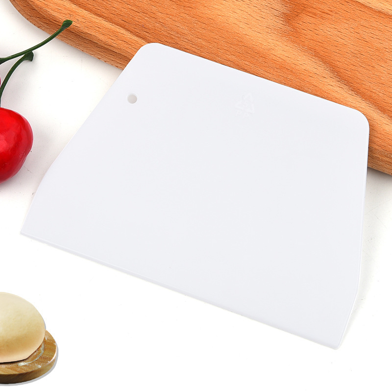 Scraper tool for baking cake plastic rice rolls cream panel hanging water plate scraper household kitchen cutting knife