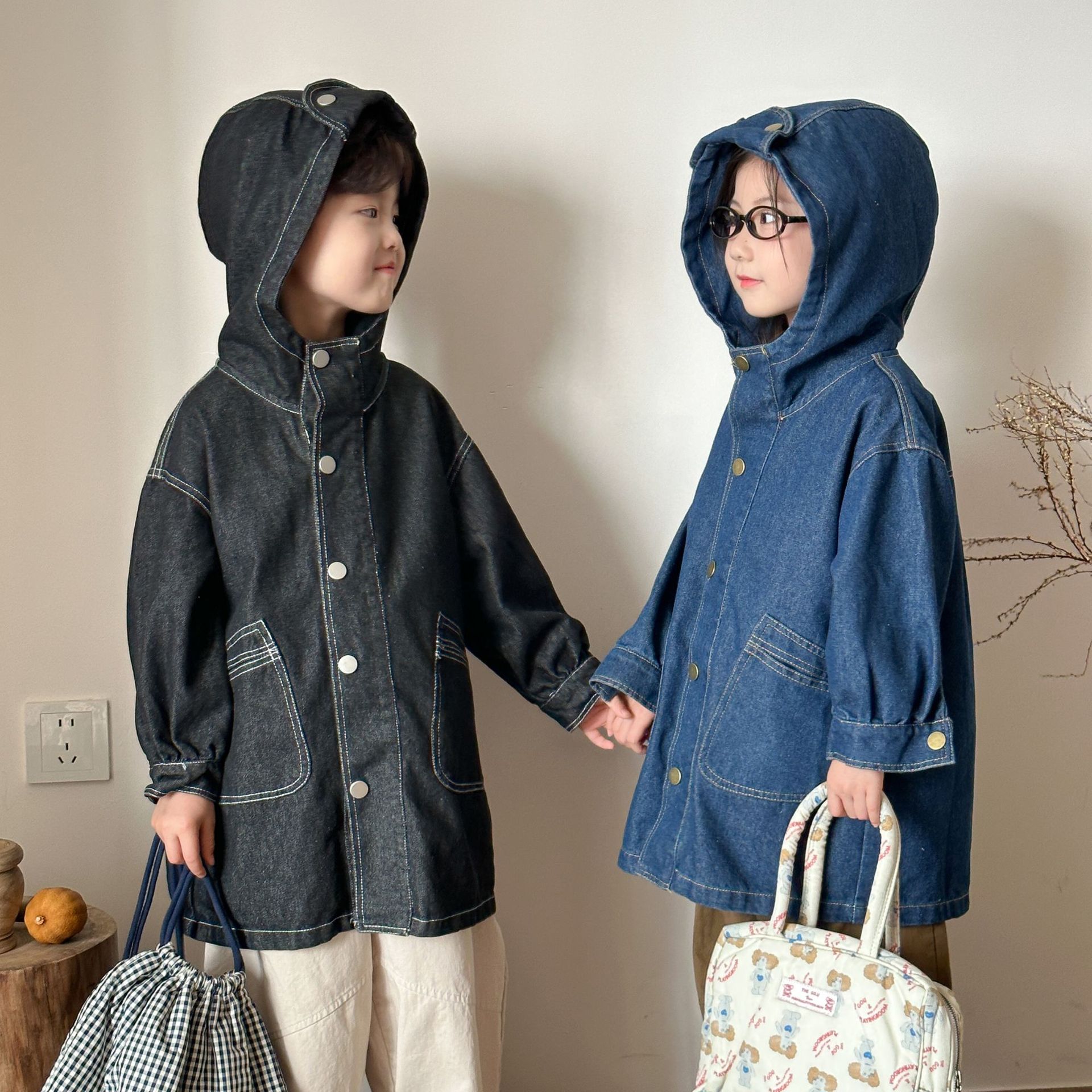 Детская джинсовая куртка средней длины, куртка с капюшоном для девочек, осеннее верхнее обмундирование для мальчиков, новая весенне-осенняя одежда для малышей