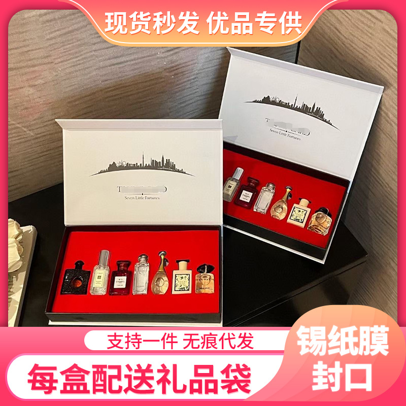 Набор духов от крупного бренда, семи предметов, подарочная коробка