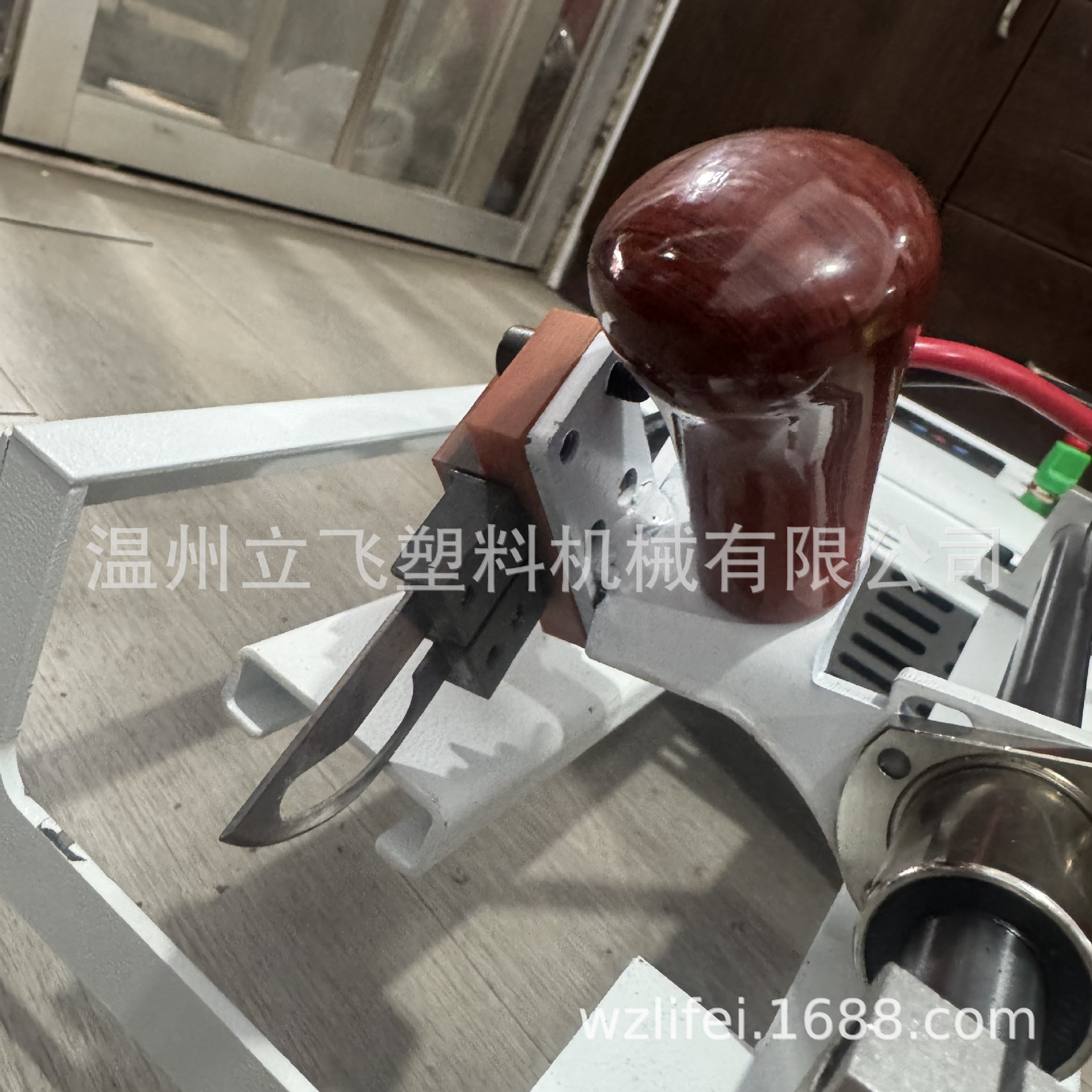 Полуавтоматическая машина для резки пряжи в трубках