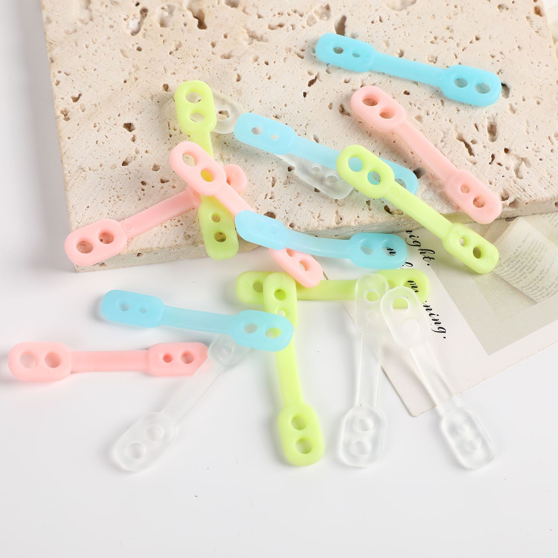 Household clothes hanger windproof buckle silicone color clothes hanger non-slip buckle outdoor clothes hanger anti-drop fixed buckle wholesale