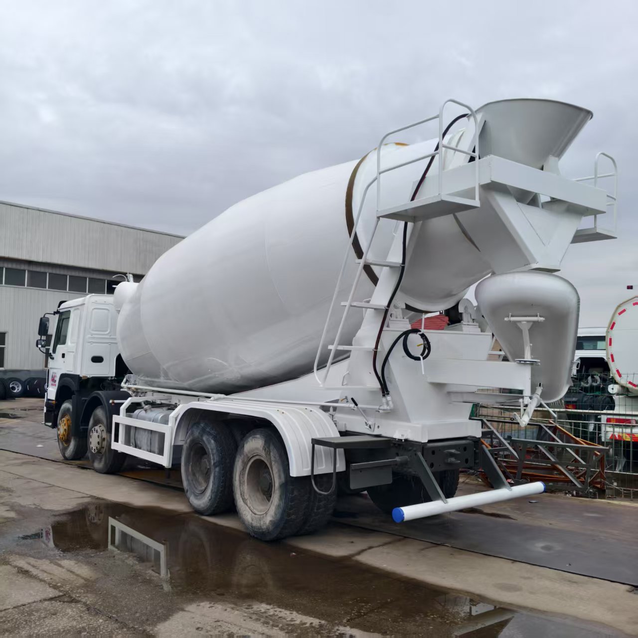 Cross-Border Export of Sinotruk Howo Rear Eight-Wheel Mixing Tank 15 Cubic Meter Concrete Mixer Truck 371--375 Horsepower