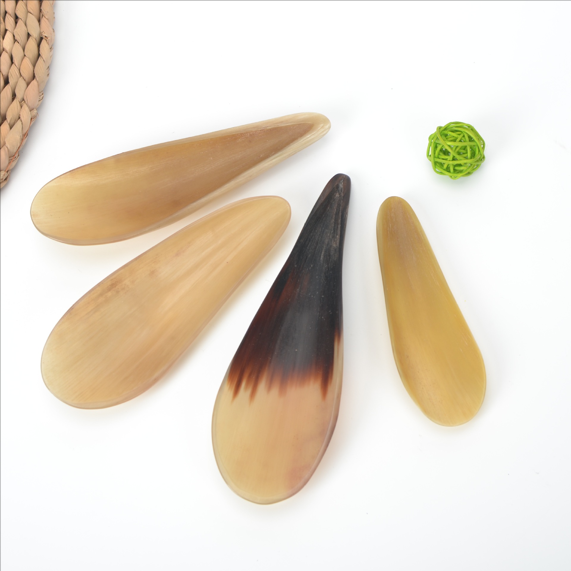 Horn Scraping Board Yellow Cattle Horn Half Scraping Color Different Length Different Real Cattle Horn 10 to 18cm