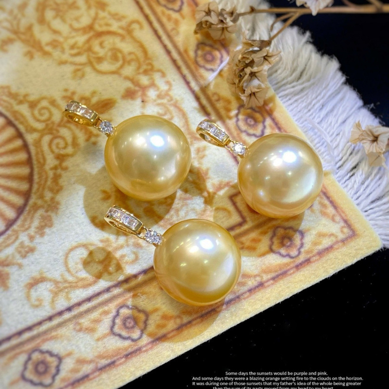 Подвеска из жемчуга G18K Thick Gold 13-14мм, южно-морские жемчужины, с деликатной кожаной отделкой