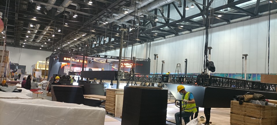 Выставочные шкафы, стенды, выставочные стойки, специальное оборудование для выставок, фоновая панель, дизайн стендов, строительство стендов