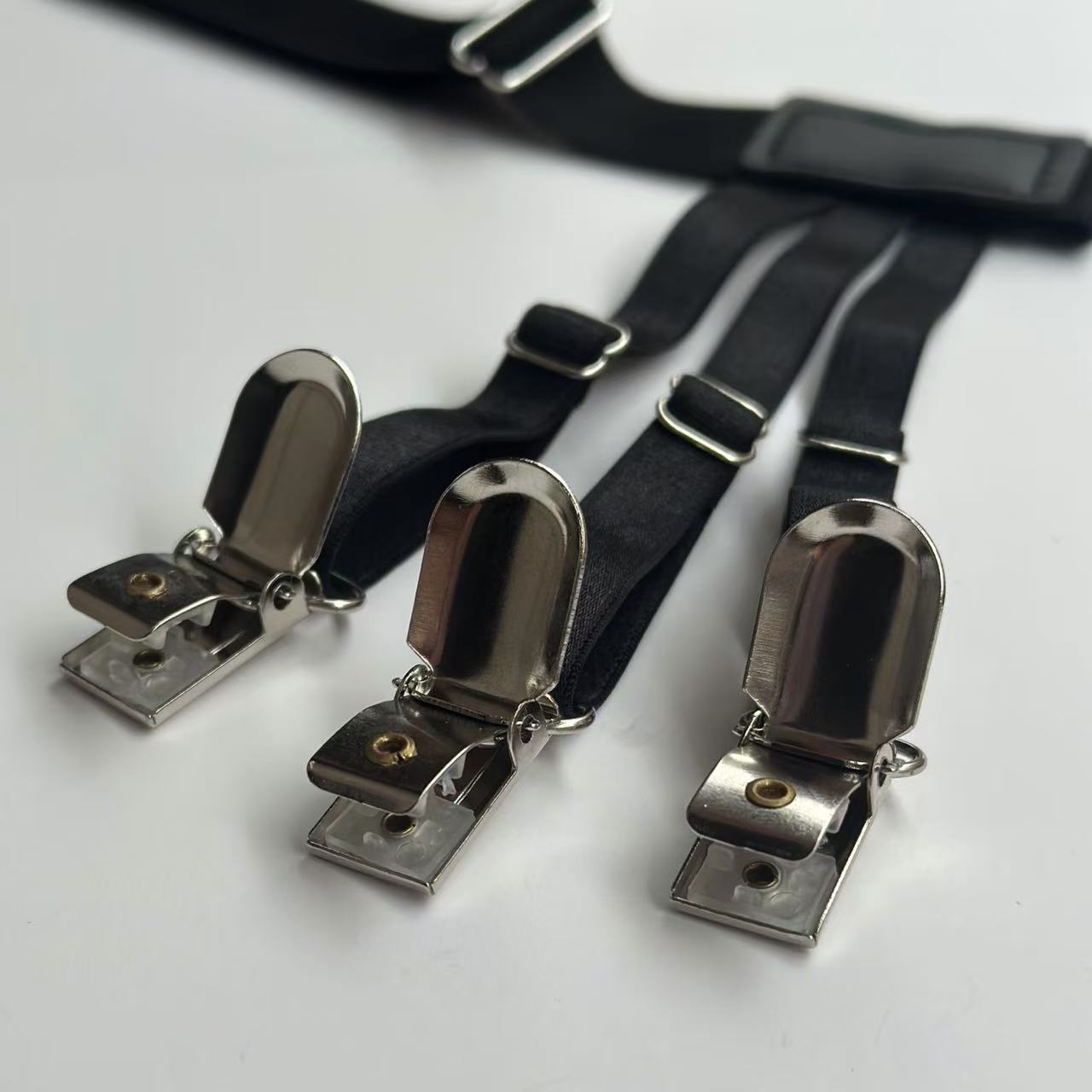 Cross-border source of goods for men and women European and American popular shirt anti-wrinkle anti-slip out shirt clip-leg garter belt