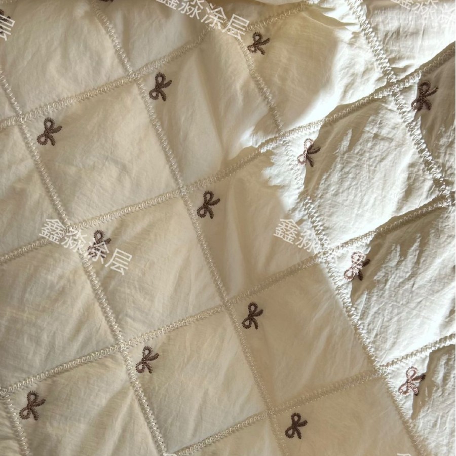 Wholesale Double-Line Encrypted Diamond-Pattern Fabric with Small Bowknots for Autumn and Winter Quilting, Fabric for Bags and Clothing Manufacturers