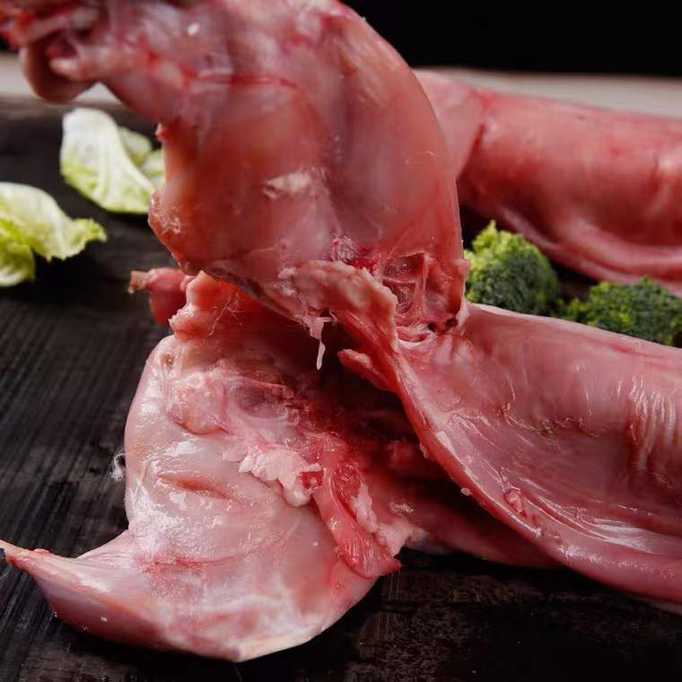 Fresh Whole Rabbit Meat, Freshly Slaughtered Rabbit Meat, Fresh Vacuum-Packed Chilled White Strips, Farm-Raised Free-Range Meat, Head Removed, about 2 to 2.5kg