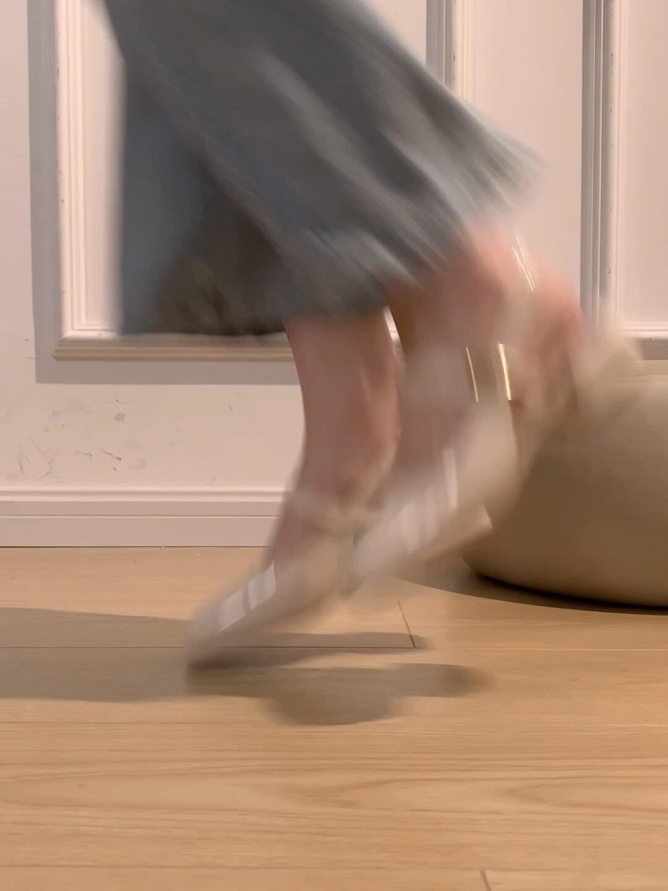 Французские бежевые сандалии с толстым каблуком и металлической пряжкой для женщин