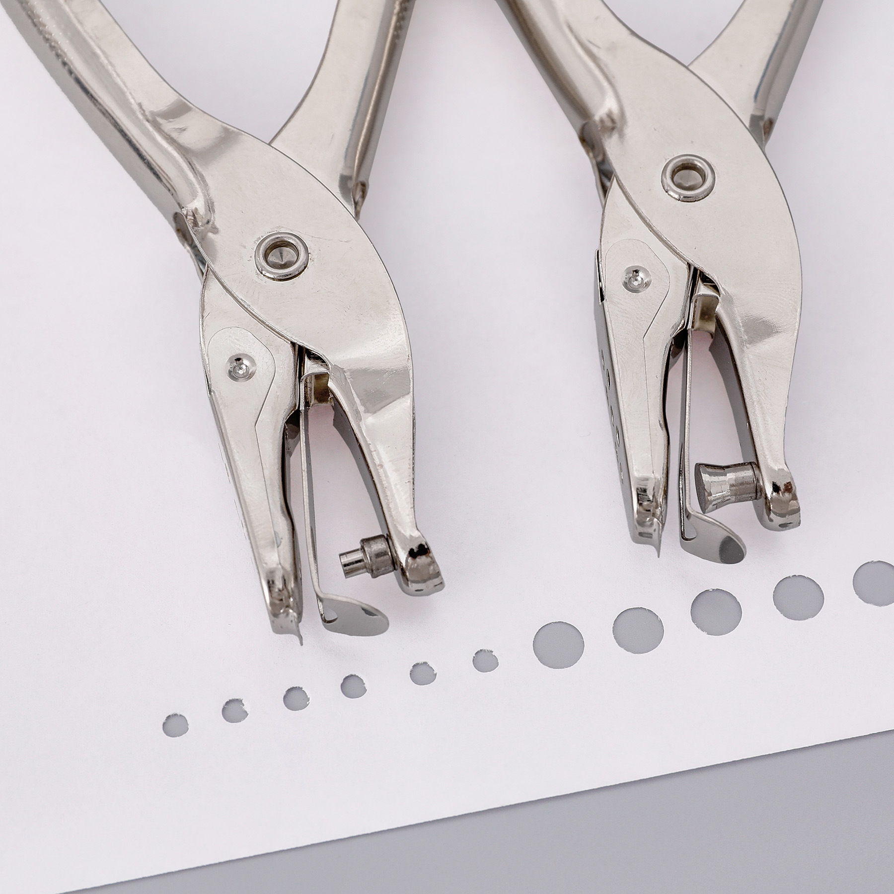 Office hand-held punching machine student a4 paper stationery manual single hole loose-leaf punch portable metal punching pliers