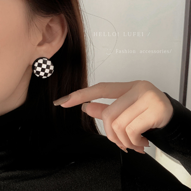 Korean Ins Retro Niche Black and White Checkerboard Earrings New Stylish Elegant Simple Earrings Earrings Dingzhi