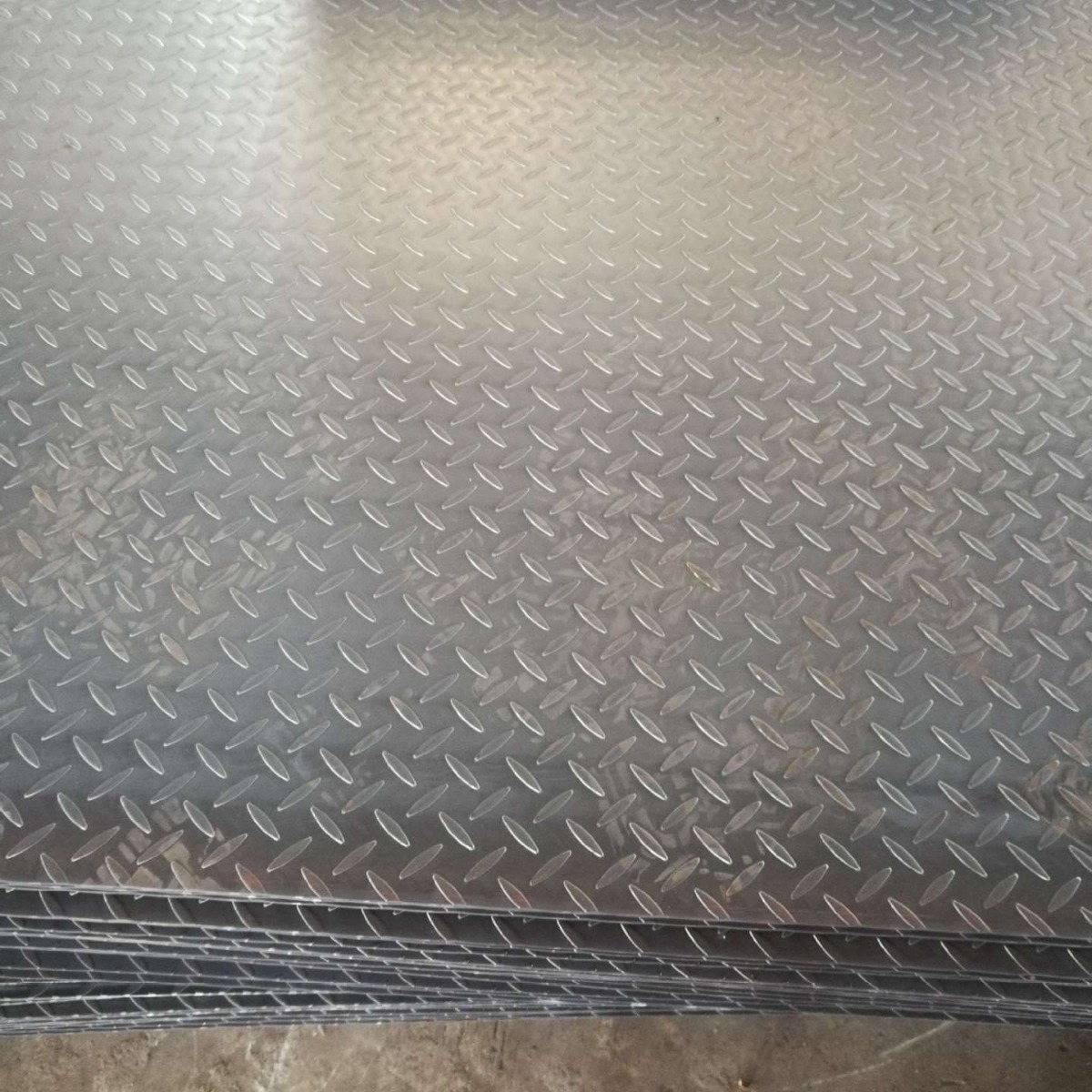 Fengtong spot pattern steel plate 4mm 8mm 12mm non-slip pattern plate galvanized pattern plate can be cut to length