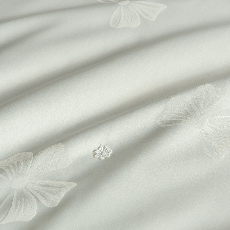 Luxurious Silk Jacquard Summer Quilt with Silver Threads, Skin-Friendly Breathable Air-Conditioning Quilt, Handmade Silk Core for Spring and Autumn