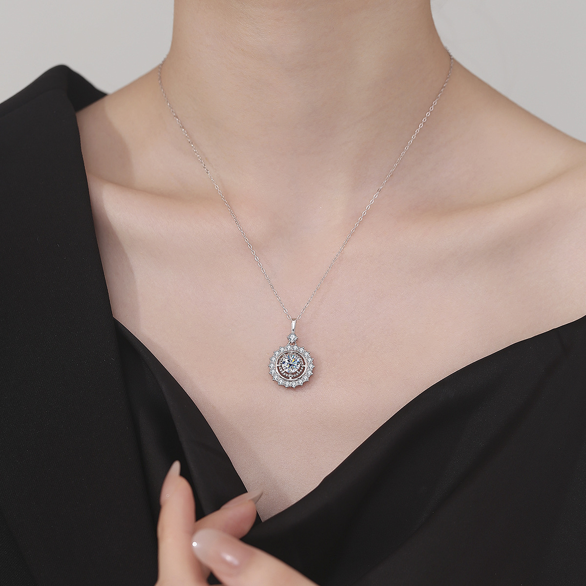 Amazon Cross-border Hot Sale S925 Sterling Silver Disc Moissanite Necklace European and American Light Luxury Sunflower Pendant Clavicle Chain