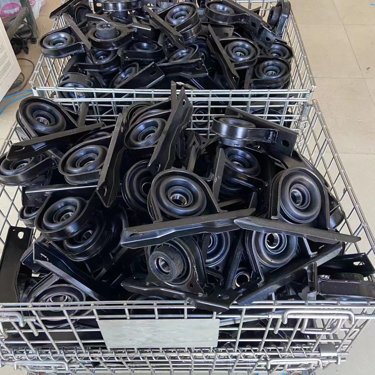 37100-B4010.37100-B4020 drive shaft bracket