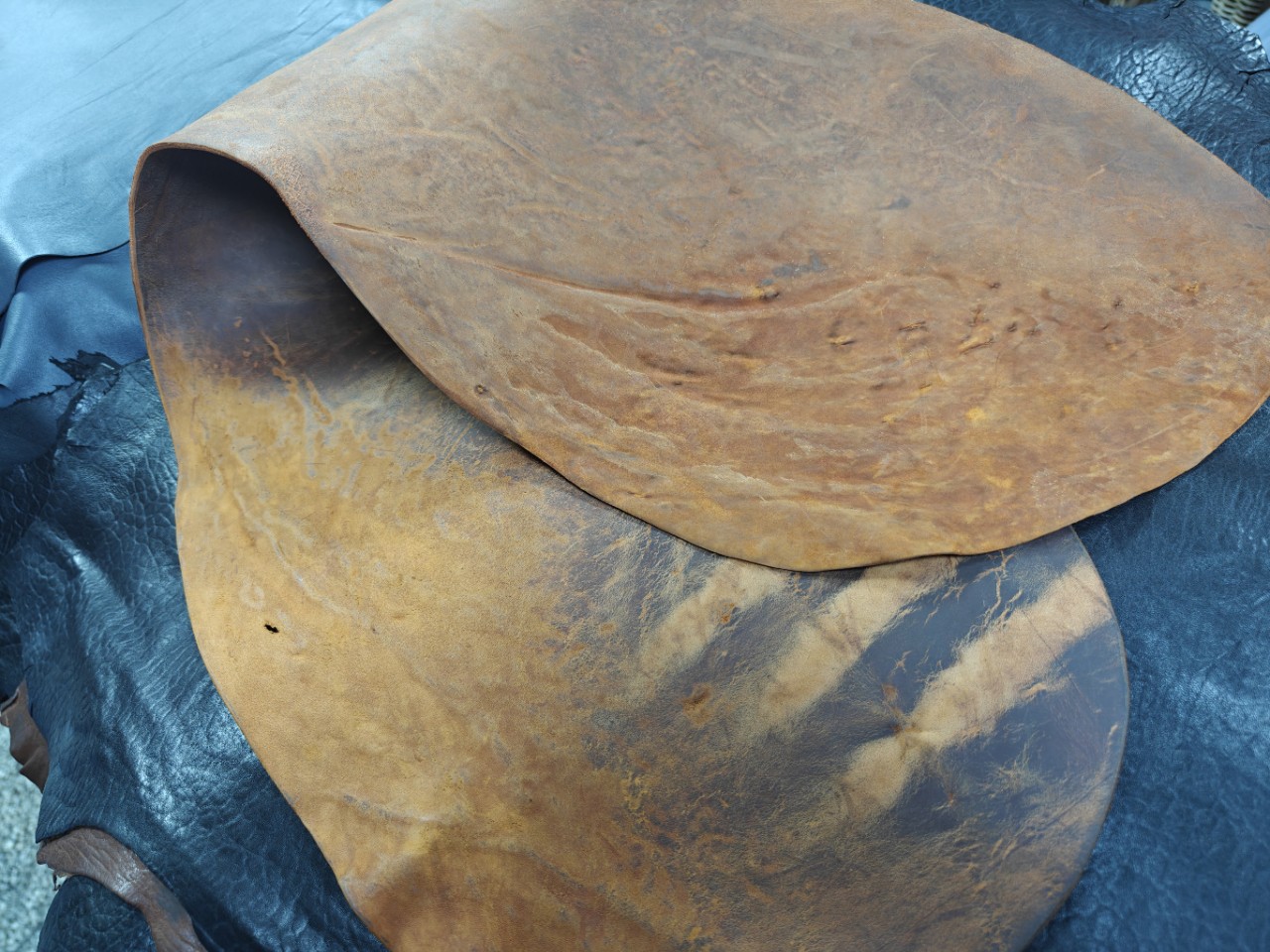 Horse Hip Leather Heavy Oil Wax Discoloration Retro Effect 2-3.5mm Uneven Thickness Width 40-50cm Length 110-120cm