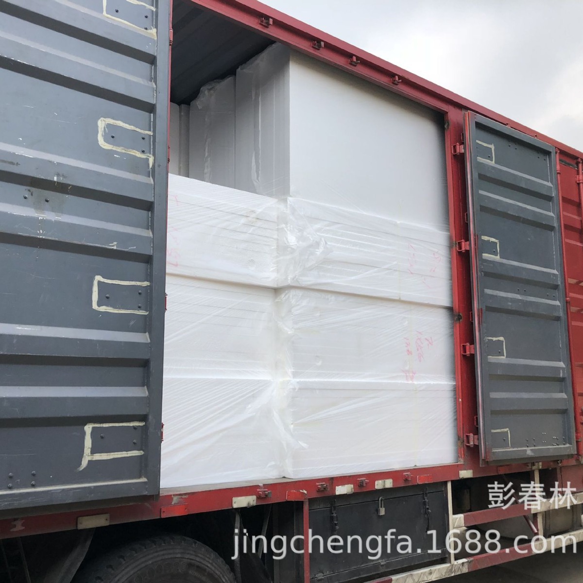 Плавающий мост с заполнением из пенопласта на строительной площадке