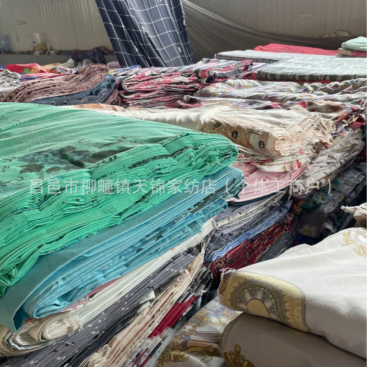 Special Offer to Process Inventory Residual Fabrics, Street Stalls, Live Sales, Various Printed Fabrics with a Width of 2.35