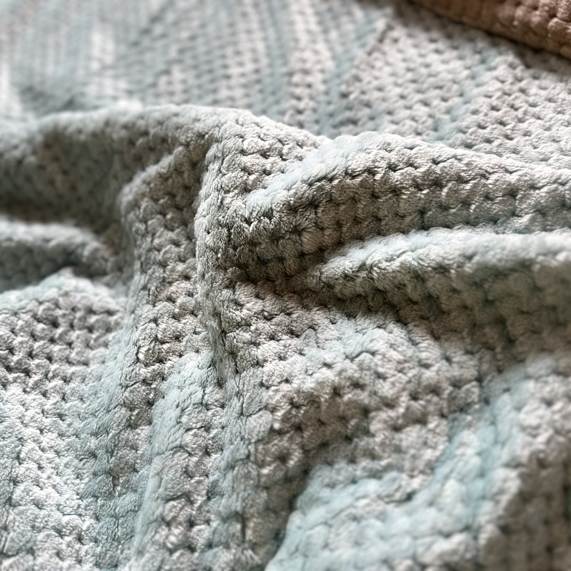 Cross-border in stock Thickened Solid Color Pineapple Flannel Blanket Coral Fleece Sofa Blanket Air-conditioning Blanket Nap Blanket