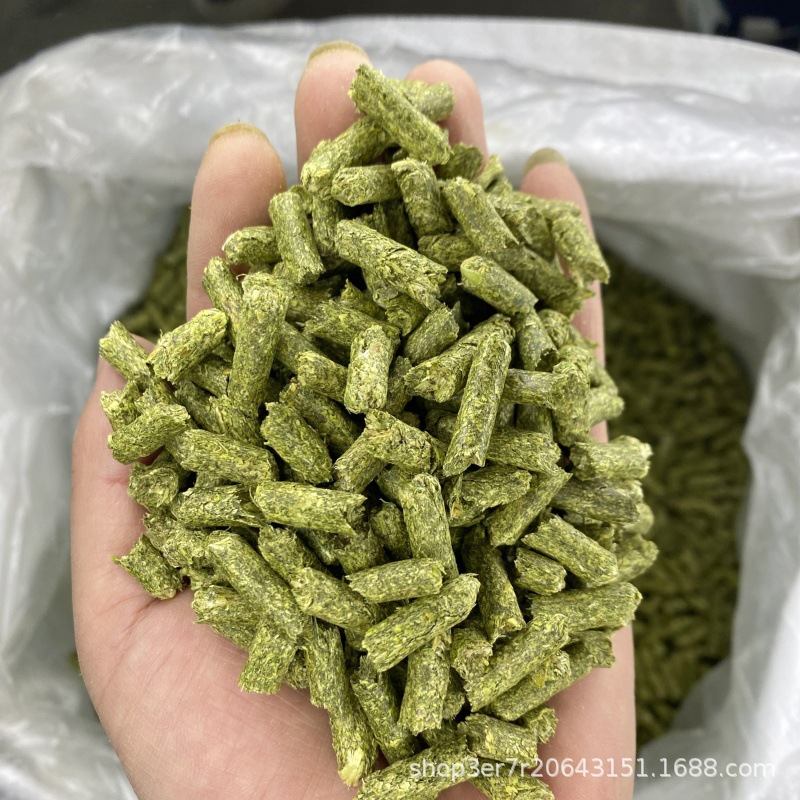 Alfalfa granule processing rabbit totoro guinea pig guinea pig guinea pig grain staple food baby rabbit food into rabbit food forage rabbit food