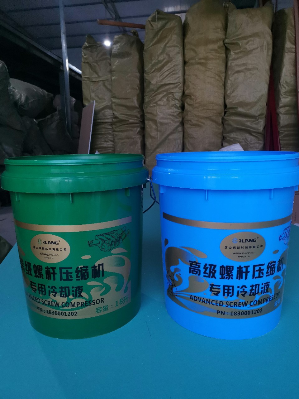 Производитель изготавливает и обрабатывает пластиковые бочки для масла, краски, ветеринарных препаратов и химикатов для винтовых компрессоров