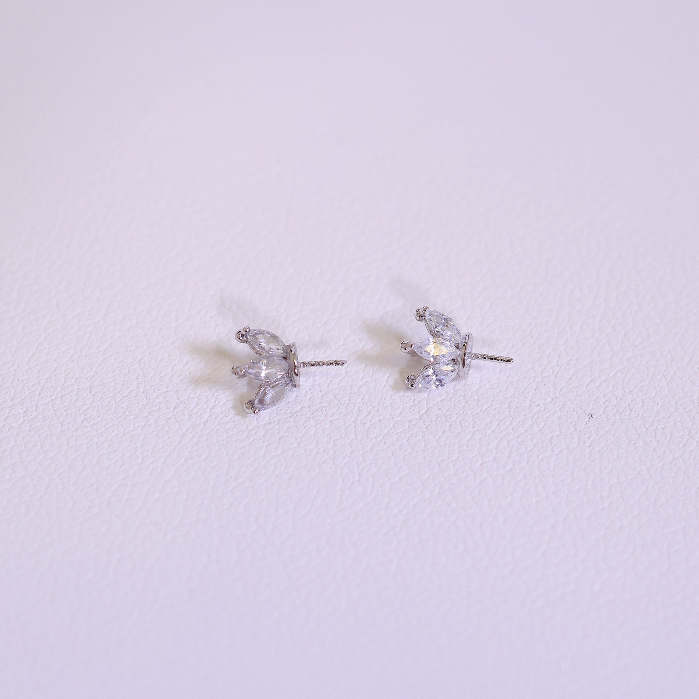 Pt900 Accessories Small Crown Pendant White Zircon Inlaid Figure with 8-9mm Pearls Without Beads