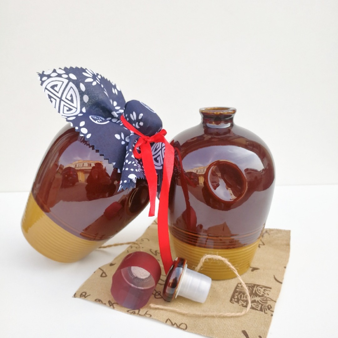 Factory Direct Sales of Antique-Style Ceramic Wine Bottles, 0.5kg Wine Jar Packaging Supply Wholesale, Hand-Held Bottles, Earthenware, Celadon