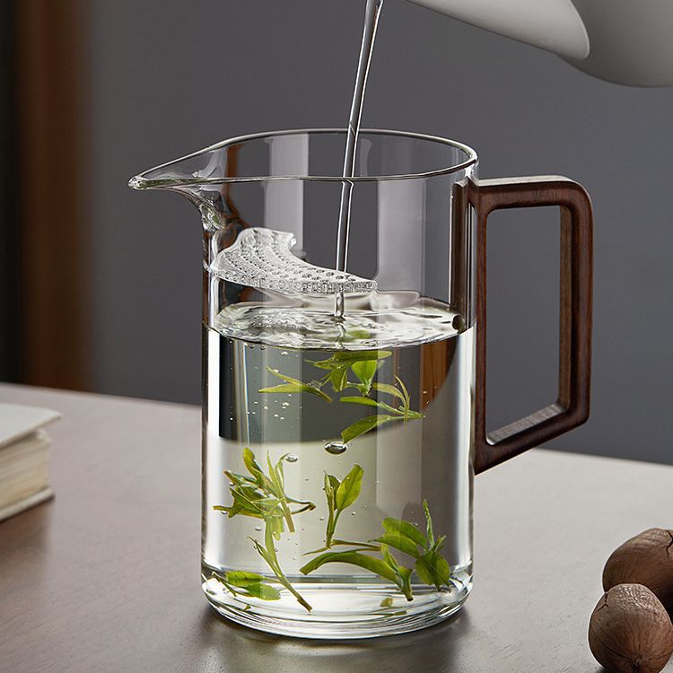 Чаша из высокобorosilicate стекла с интегрированным фильтром для зеленого чая