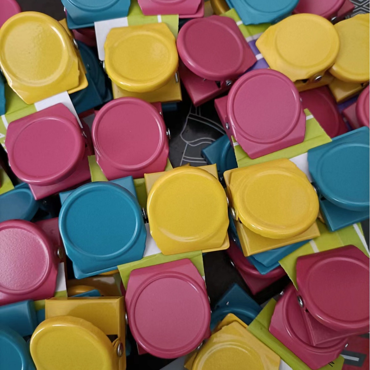 Канцелярские принадлежности многоцветные креативные магнитные клипы размер 35*30*23 ценовые уступки оптовая поставка наличия