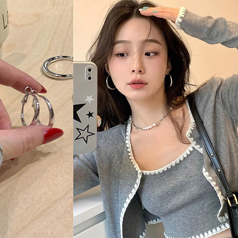 Серьги-кольца с серебряным пигментом 2025 Новая взрывная нишевая дизайнерская концепция Высококачественные большие серьги Холодные серьги для женщин