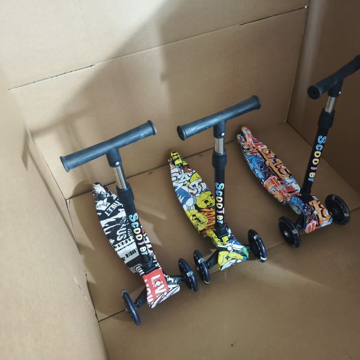 Doodle board flash wheel scooter foldable single pedal suitable for 2 to 10 years old boys and girls sports entertainment