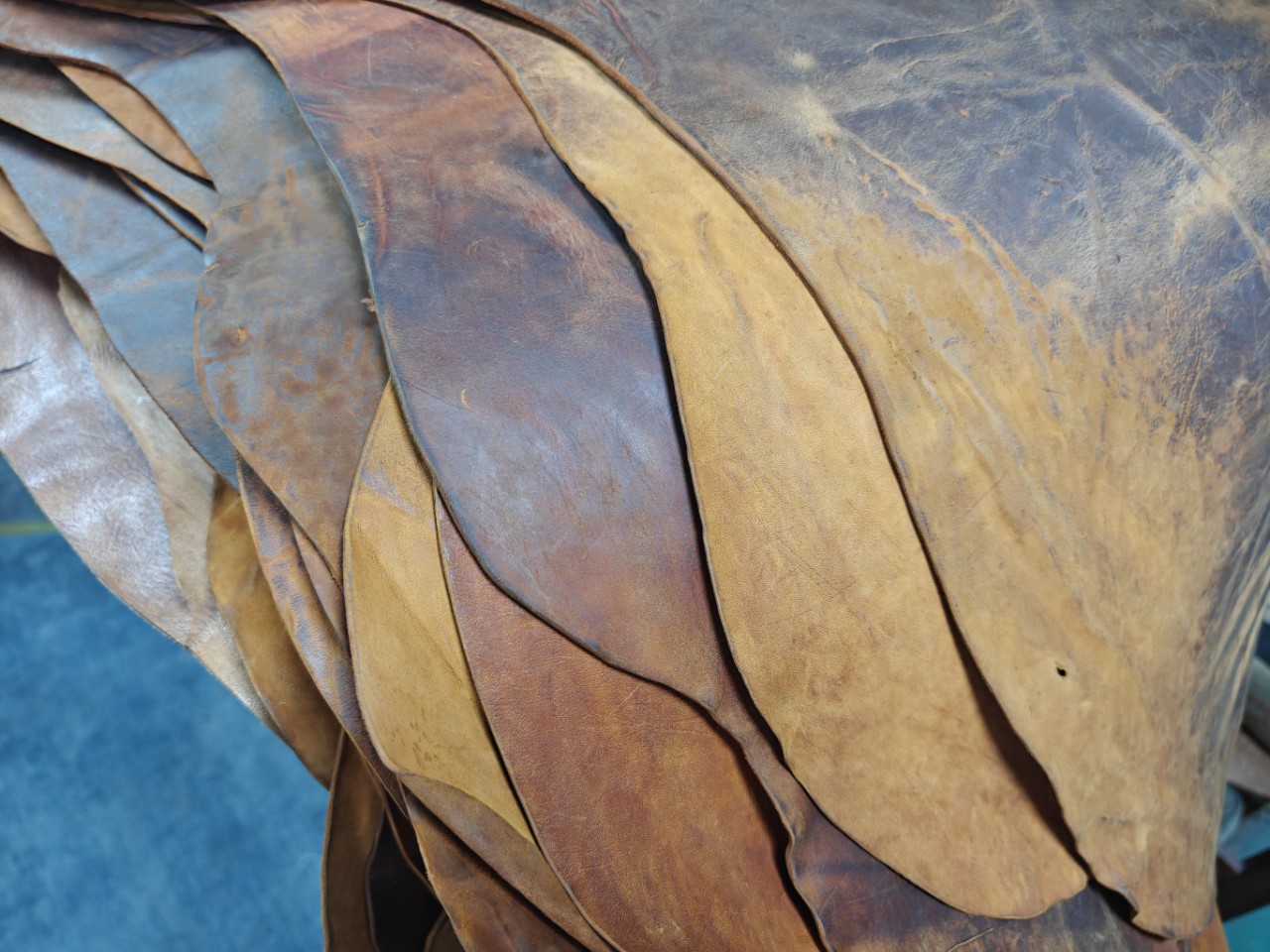 Horse Hip Leather Heavy Oil Wax Discoloration Retro Effect 2-3.5mm Uneven Thickness Width 40-50cm Length 110-120cm