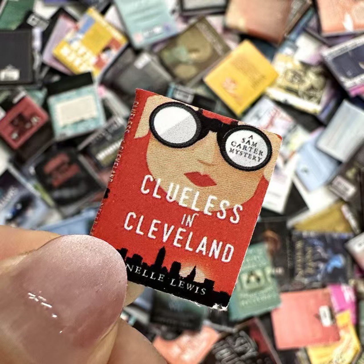 Cross-border in stock DIY simulation mini classic novel model book decoration doll house scene 200 not heavy samples