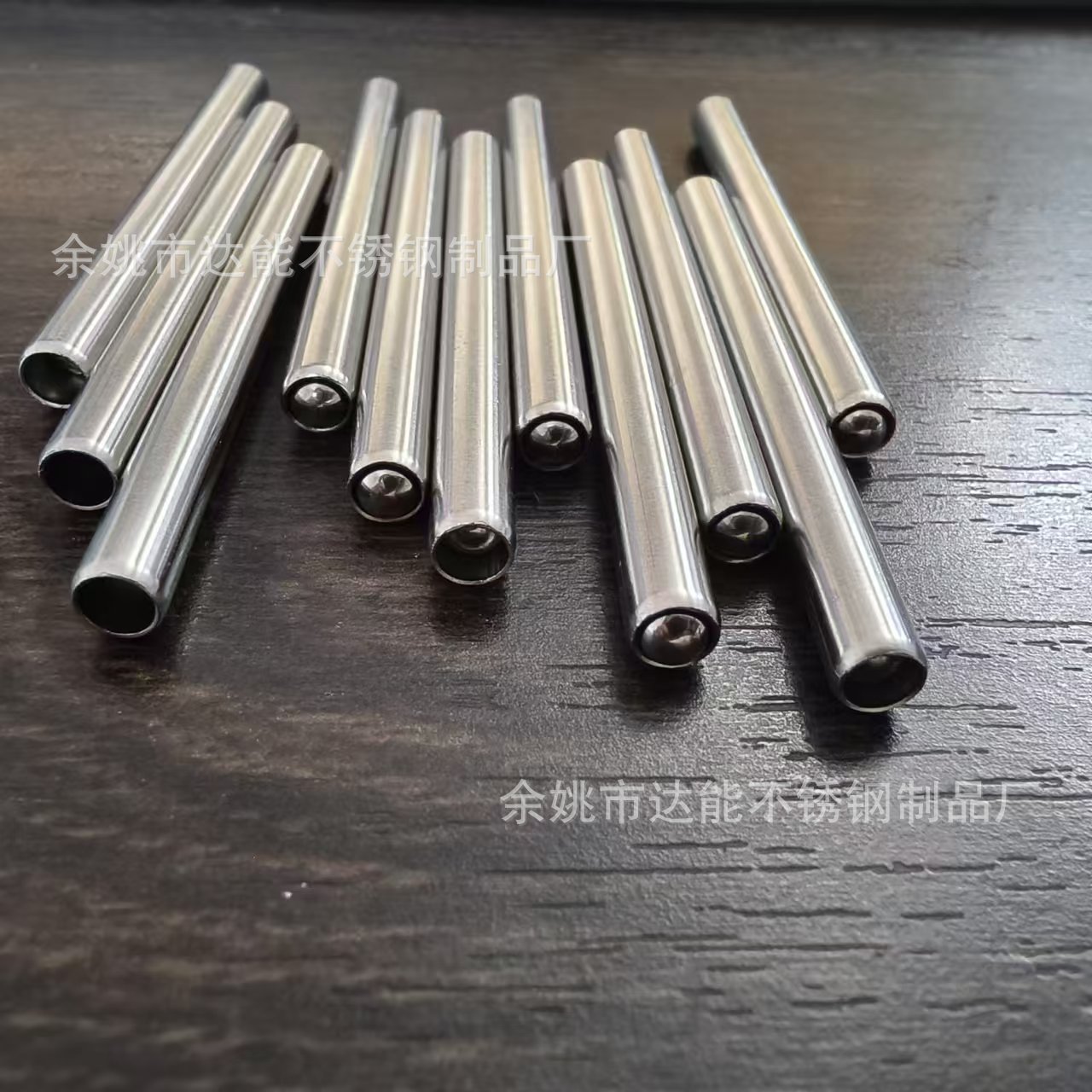 Производитель диспенсера для воды с двойным шариком для домашних животных, бутылка с нержавеющей стальной трубкой, двойное закрытие, герметичная и непроницаемая