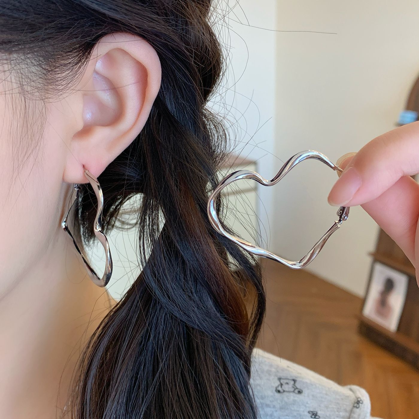 A Cold Style Plain Silver Big Ear Ring Women's Silver Needle Simple Geometric Round Earrings European and American Exaggerated Daily Earrings