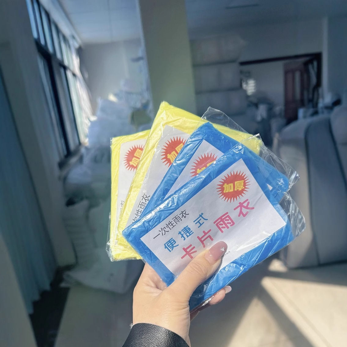 Переносной одноразовой сжатый дождевик дождевое пончо для взрослых, детей, мужчин и женщин оптовая продажа