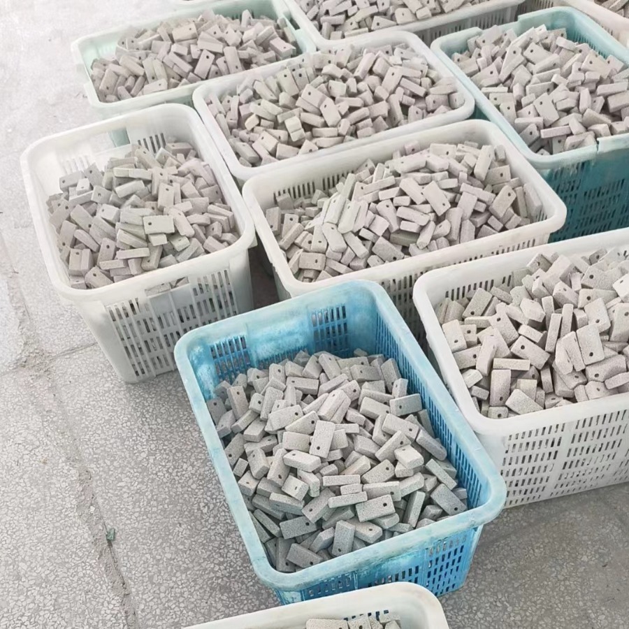 Manufacturer Wholesale Small Plum Blossom Colored Pumice, Parrot, Hamster, Chinchilla, Pet Chewing Stone, Molar Stone, Can Be Taken with Free Samples