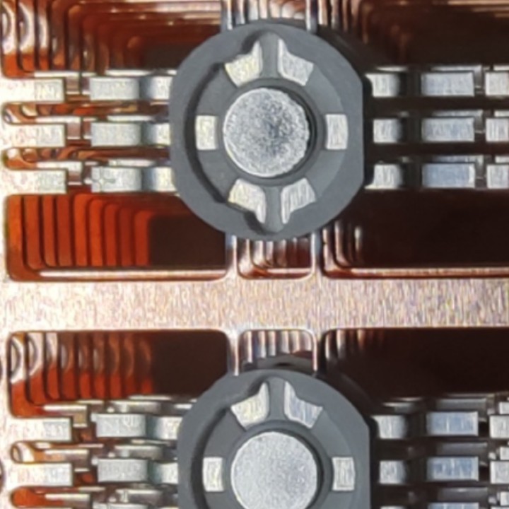 Производители кронштейнов LED в Дунгуане производят имитацию люмена шести ног RGB полностью медный кронштейн