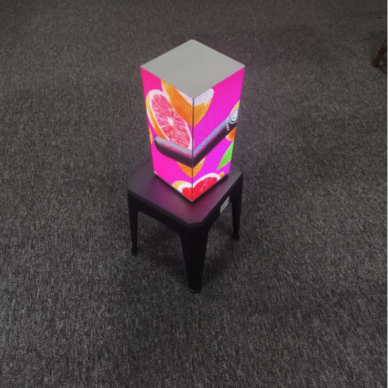 4-сторонний светодиодный куб поддерживает изменение контента на мобильных телефонах, компьютерах, планшетах и USB-накопителях с длительным использованием в высоком качестве