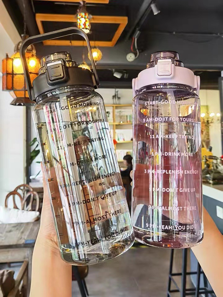 Водяной стакан большого объема для женщин со straw и шкалой времени 2000 мл, популярная пластиковая бутылка