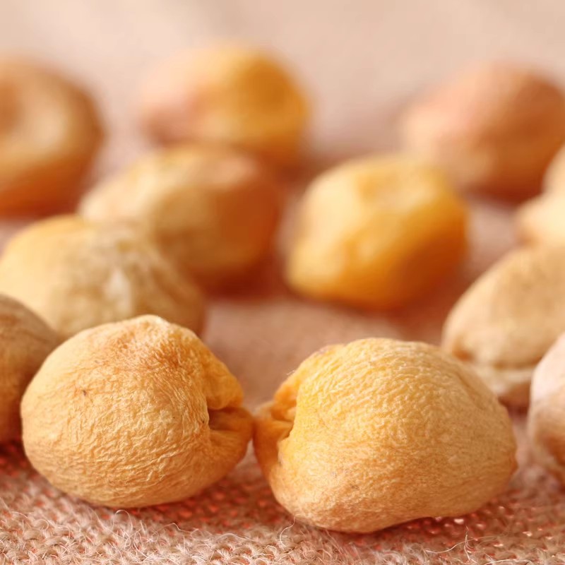 Xinjiang hanging dry small white dried apricots 24 years new dried apricots wholesale a generation of red net sweet and sour with nuclear small white dried apricots