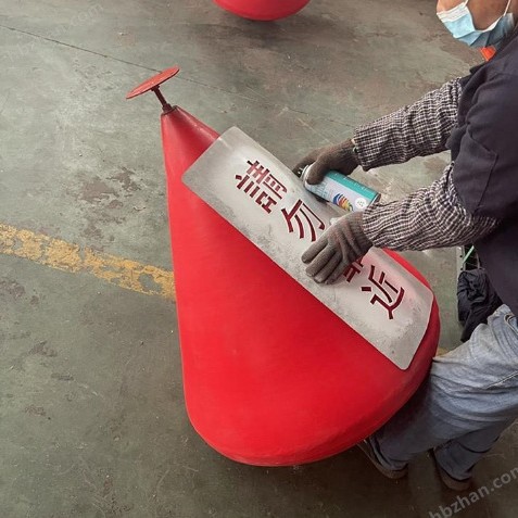 Рекламный морской предупреждающий плавающий конус, пластиковый навигационный буй с опциональным предупреждающим светом