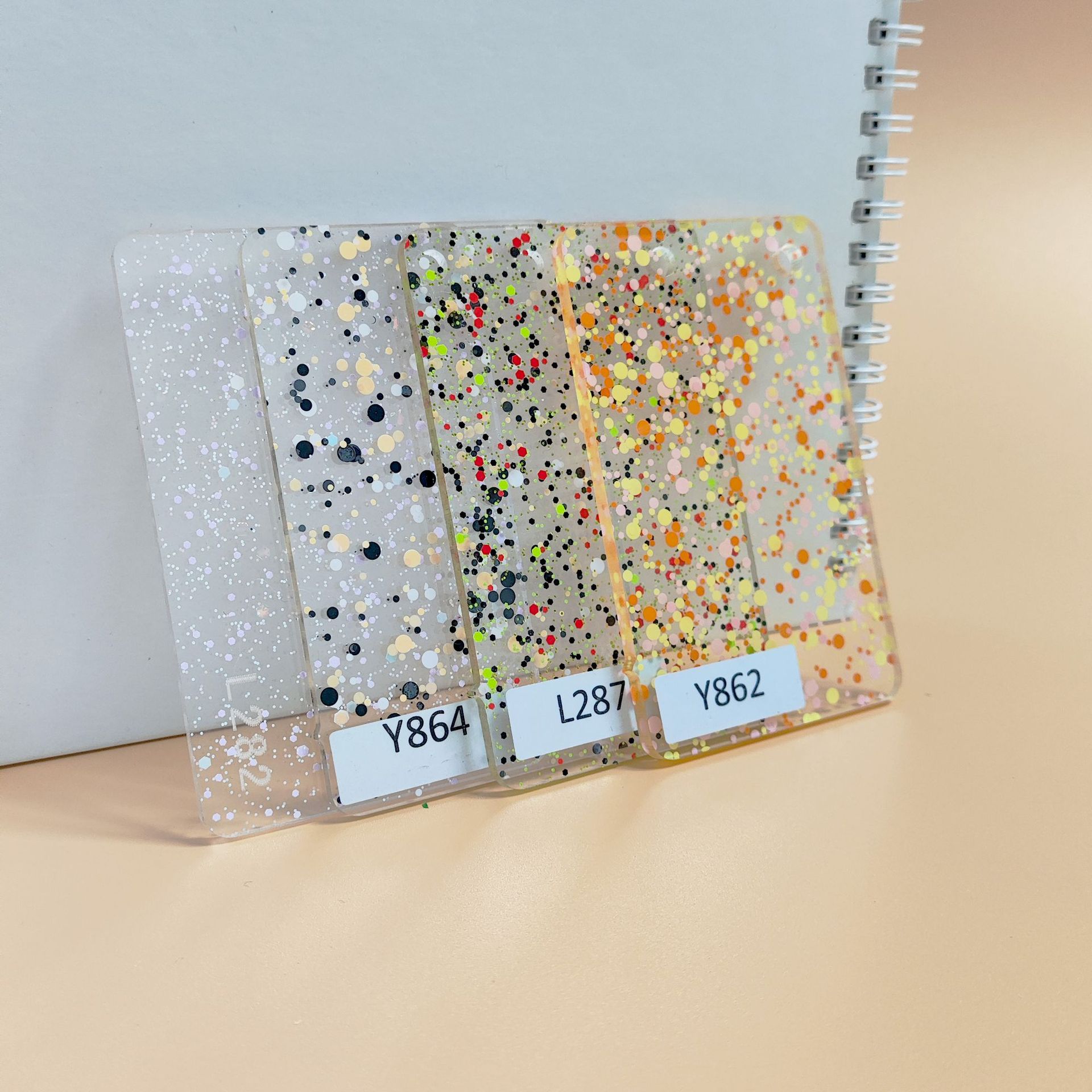 Прямые продажи завода прозрачный цвет специальной формы точечный акриловый материал выставочный стенд обработка спецификаций различные плексигласовые изделия